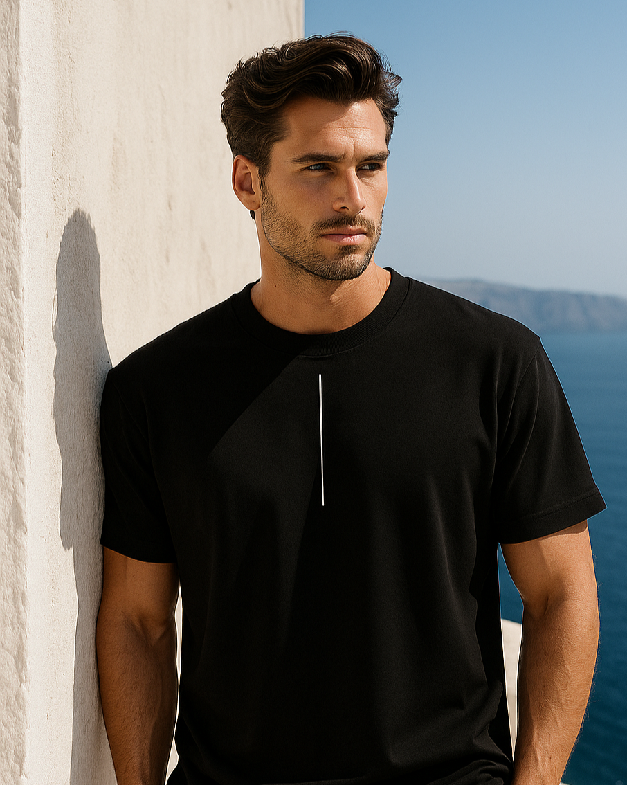 Playera Noir Club en terraza frente al mar, estilo premium mediterráneo