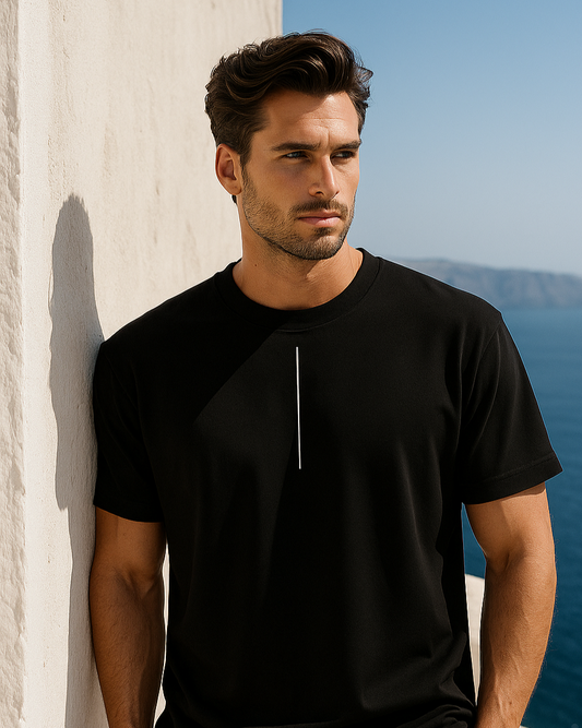 Playera Noir Club en terraza frente al mar, estilo premium mediterráneo