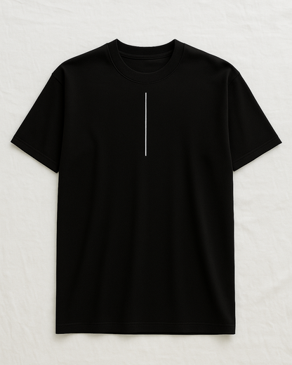 Playera Noir Club negra minimalista en fondo neutro texturizado